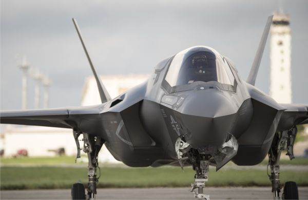 Presă: Italia a blocat achiziţia de către grupul francez Safran a sistemelor de control al zborului Collins Aerospace