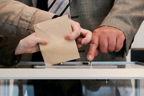 Kiratas.com: Ascensiunea populismului de dreapta în Europa şi America reprezintă o tendinţă de fond şi fluctuaţii remarcabile
