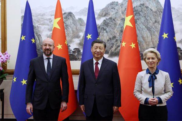 De la stânga la dreapta: Charles MICHEL (Preşedintele Consiliului European), Xi JINPING (Preşedintele Chinei), Ursula VON DER LEYEN (Preşedintele Comisiei Europene), prezenţi la summitul EU-China din această lună, care a avut loc la Beijing. (Sursa foto: newsroom.consilium.europa.eu)
