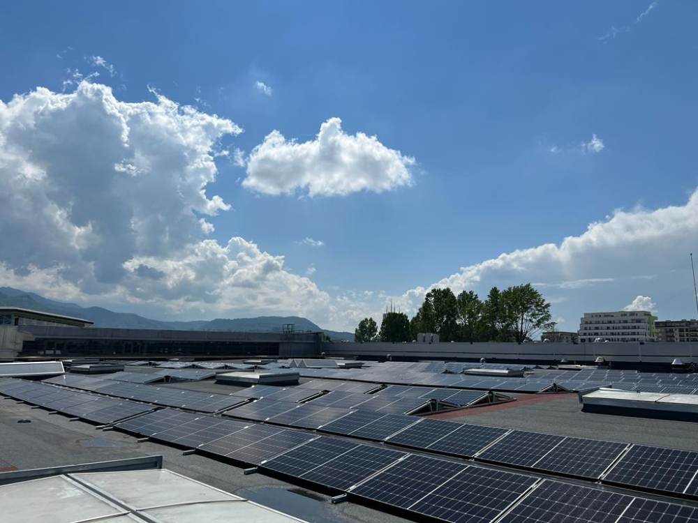 Auchan instalează panouri fotovoltaice pe hipermarketurile sale printr-un parteneriat cu Helexia