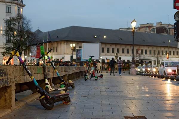 Guvern: Trotinetele şi bicicletele electrice vor fi asigurate