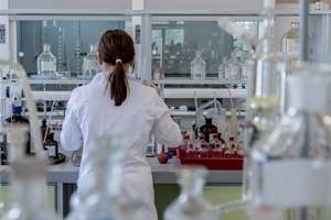 Studiu EY: Fuziunile şi achiziţiile în bioştiinţe prind viteză alimentate de rezervele de capital din sector