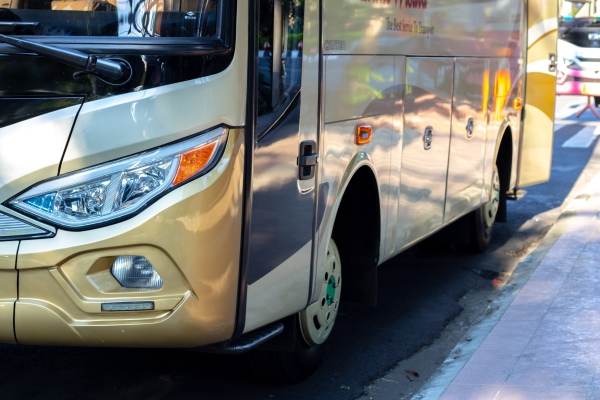 USR: Două săptămâni de promisiuni şi zero soluţii de la Guvernul Ciolacu pe transportul elevilor