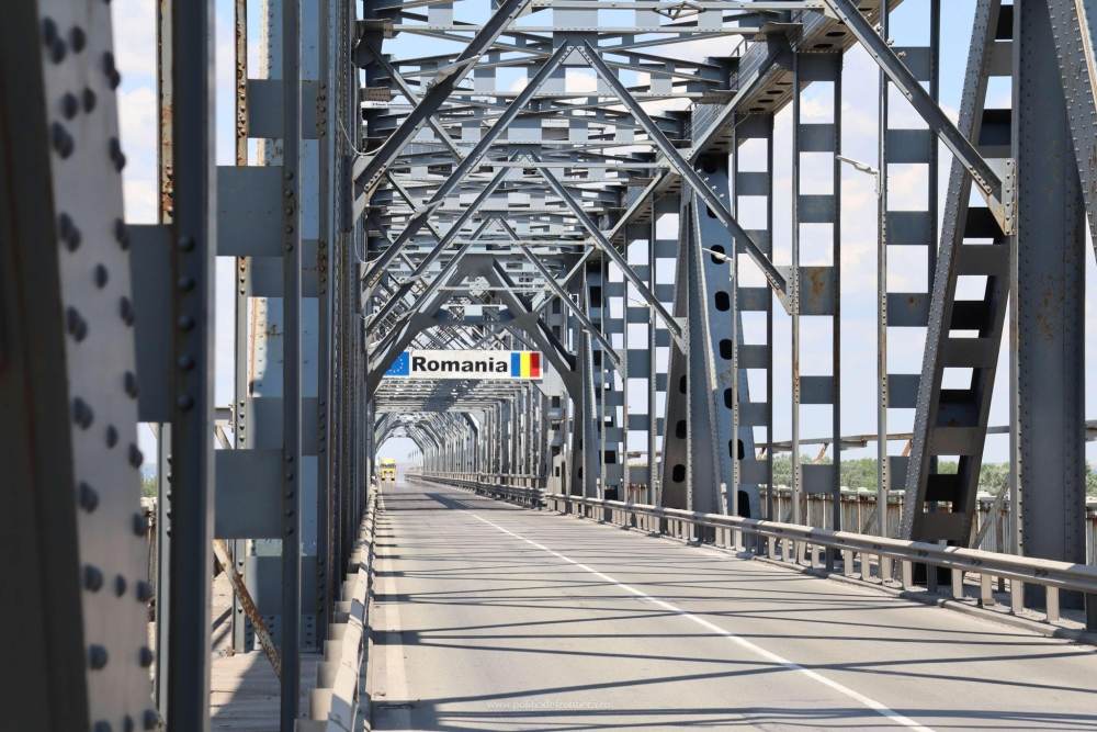 Mass-media: "Pe Podul Prieteniei de la Giurgiu se circulă pe o singură bandă" 