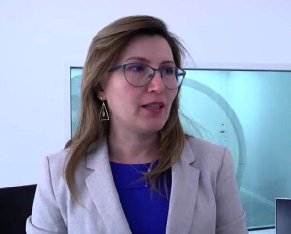 "Avem o piscină în care se vor desfăşura şedinţele de recuperare medicală pentru pacienţi cu probleme locomotorii, vor fi echipamente pentru recuperare neuromotorie, acele lifturi mobile ca pacientul să poată să îşi facă recuperarea medicală în apă, o piscină cu apă normală, nu apă sărată, dar încălzită, cu echipamente medicale ce funcţionează în apă, respectiv bandă, bicicletă, trambulină de apă, cu personal medical dedicat pentru această parte de recuperare medicală şi alături de care se va face o recuperare activă în două săli de kinetoterapie de 200 mp cu echipamente care nu se pot găsi în partea aceasta de ţară nici măcar la clinici private", a declarat managerul Spitalului Smeeni, Marilena Dobrescu.