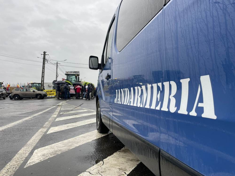 Agenţii de presă: Aproape 50 de migranţi au încercat să iasă ilegal din România, ascunşi în două TIR-uri 