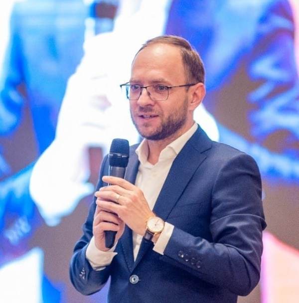 Mass-media: "Primarul municipiului Botoşani, Cosmin Andrei, a fost ridicat de procurorii DNA"
