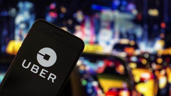 Reuters: Parlamentarii şi guvernele UE au ajuns la un acord cu privire la drepturile lucrătorilor Uber, Deliveroo şi a altor companii