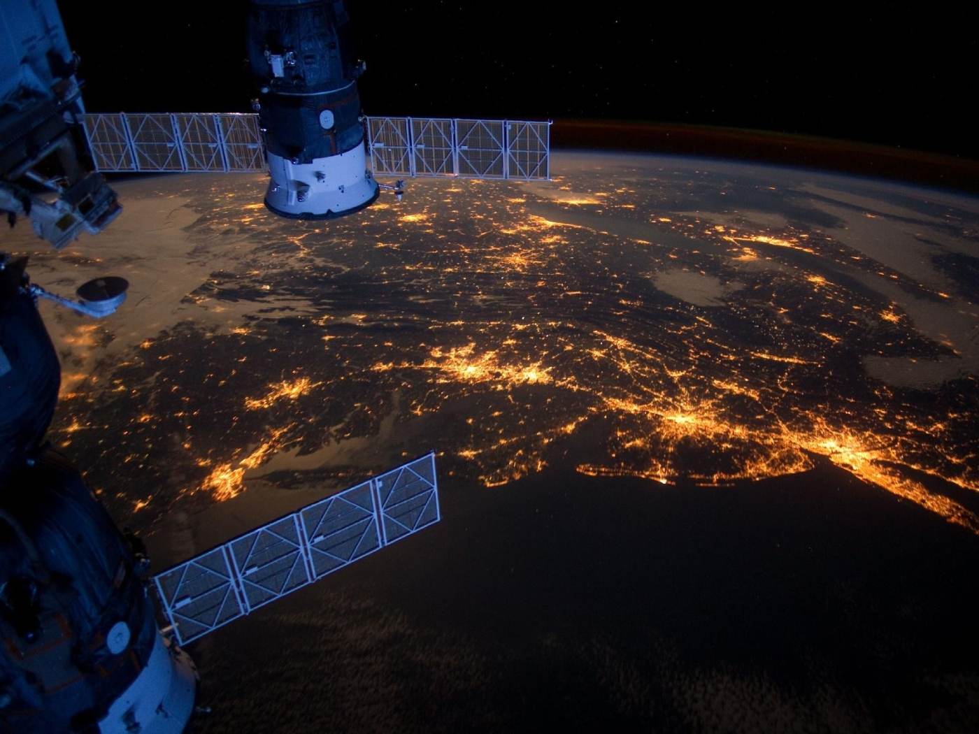 Rusia şi China iau în considerare să amplaseze împreună pe Lună un reactor nuclear