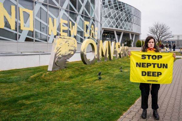 Activişti Greenpeace protestează la sediul OMV Petrom: "Nu distrugeţi Marea Neagră"