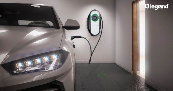  Legrand lansează o nouă staţie de încărcare a maşinilor electrice, Green'Up One, pentru utilizarea acasă