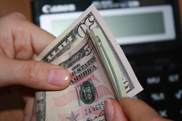 Sources: China's big state-owned banks sell dollars to prop up yuan