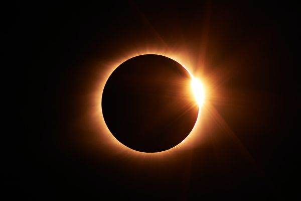 Milioane de oameni se pregătesc să urmărească în America de Nord eclipsa totală de Soare