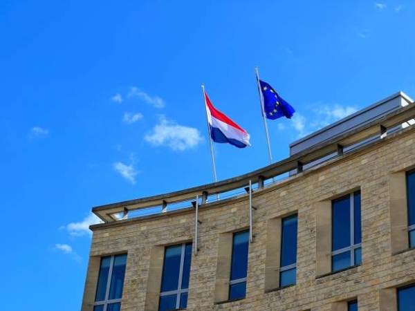 Reuters: "Olanda îşi închide ambasada de la Teheran"