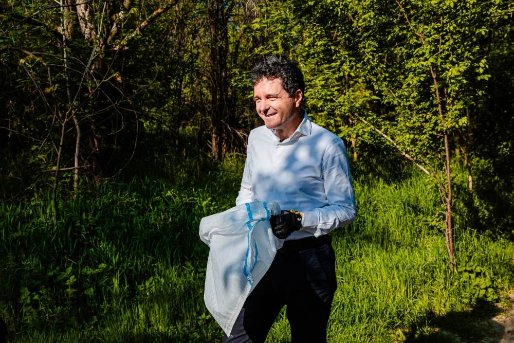 Nicuşor Dan: "Aproximativ 7,6 tone de deşeuri, strânse cu ajutorul voluntarilor la ecologizarea Parcului Natural Văcăreşti"