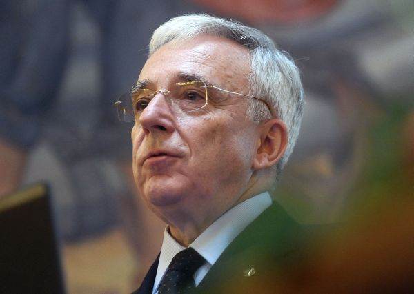 Mugur Isărescu: "Aud discuţii că problema e faptul că Guvernul se împrumută"