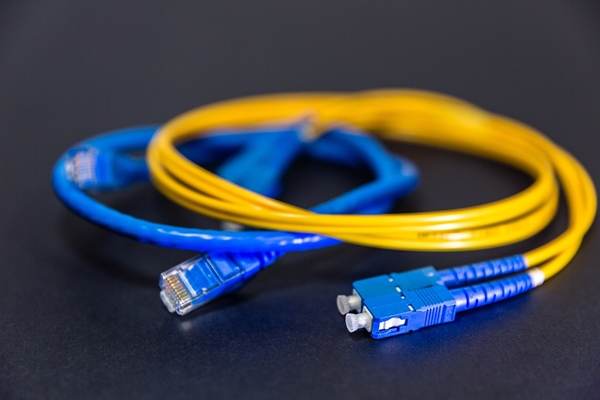ANCOM: Veniturile raportate de sectorul telecom din ţară au stagnat la 3,4 miliarde euro în 2023