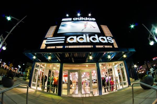 Adidas intenţionează să ofere versiuni mai ieftine ale pantofilor săi