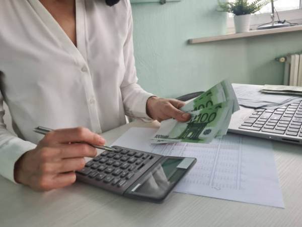 Bloomberg: Emisiunile de obligaţiuni în Europa ating pragul de o mie de miliarde de euro în timp record