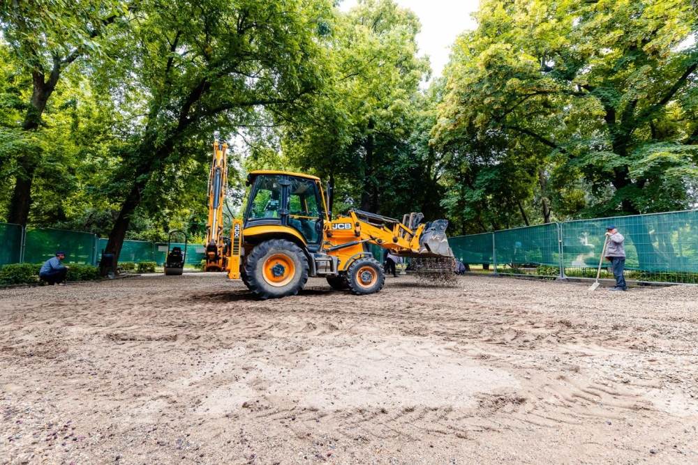 Nicuşor Dan: "Am început lucrările necesare pentru montarea noilor echipamente de joacă în parcul Carol"
