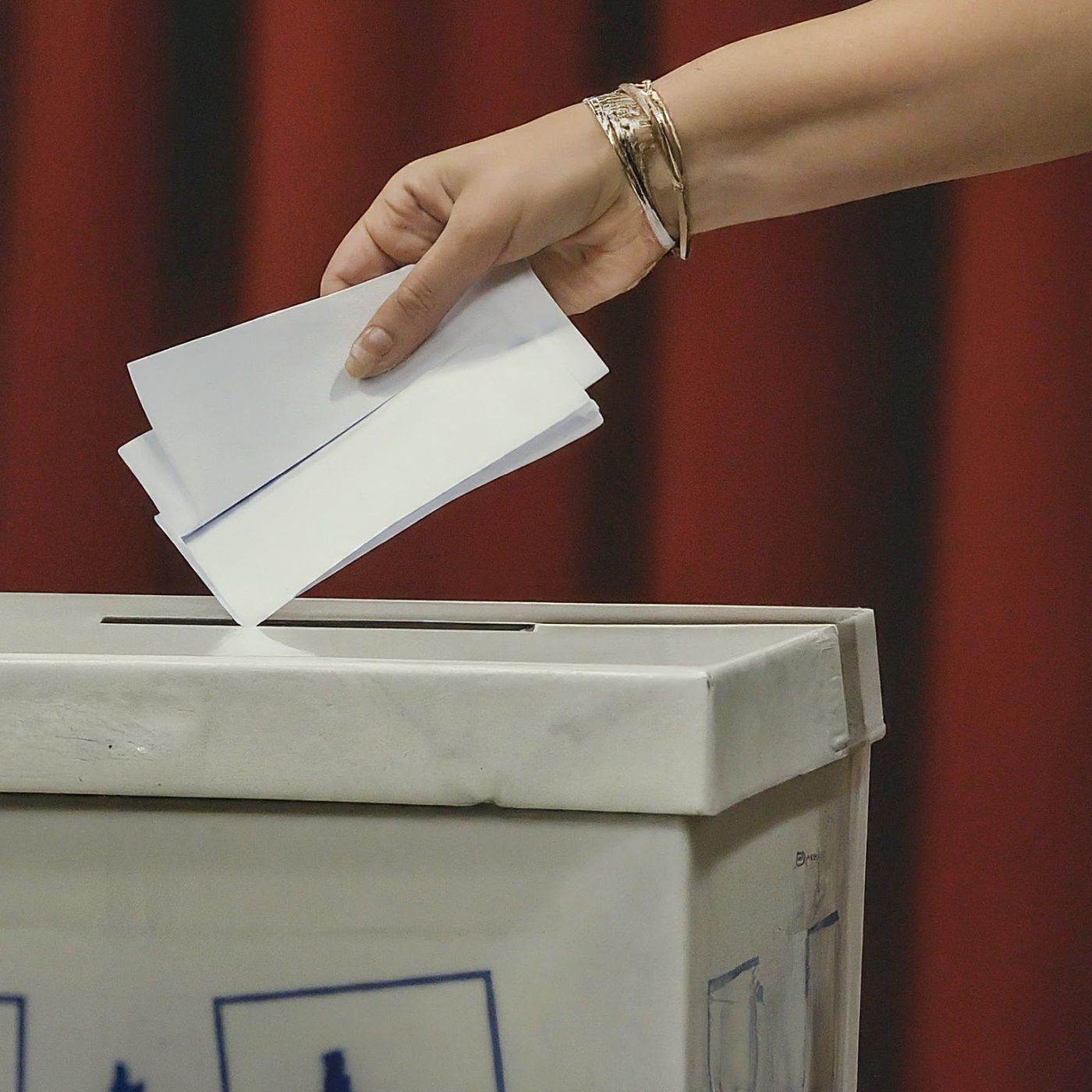 Mehedinţi: Dosar penal, după ce o femeie a încercat să introducă în urna de vot patru buletine, după ce deja votase