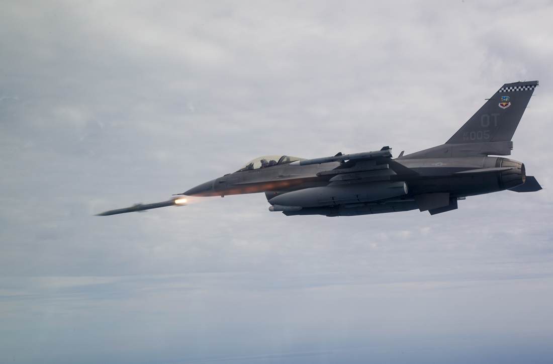 Un F-16C Fighting Falcon desemnat la Escadrila 85 de Evaluare a Testelor împuşcă o rachetă aer-aer cu rază medie avansată AIM-120 sau AMRAAM peste distanţe de testare din apropierea bazei forţelor aeriene Eglin. (Fotografia US Air Force realizată de aviatorul senior Joshua Hoskins).