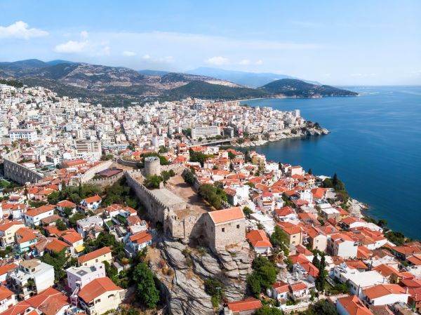 The Guardian: Portul turistic Volos din Grecia a fost inundat de sute de mii de peşti morţi