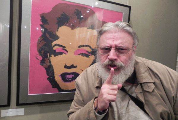 Duminică, m-am dus la Sala Mică a Teatrului Naţional, la expoziţia Andy Warhol, şi după ce am trecut printre manifestanţii contra graţierii, am verificat situaţia artei americanului: da, ea nu există. În schimb, m-am fotografiat cu celebra lui operă, cu celebra Marilyn Monroe. Aş fi preferat ca, în locul meu, să apară în fotografie Alexandr Dughin, dar, în lipsa lui, singurul bărbos disponibil am fost eu. Restul protesta alături. (FOTO: Anghelina)