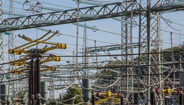 Reducerea consumului de electricitate: creşte eficienţa sau economia îşi ţine respiraţia?