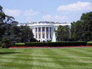 Donald Trump abrogă ordinul lui Biden privind salariul minim de 17,75 deloari pentru contractori federali