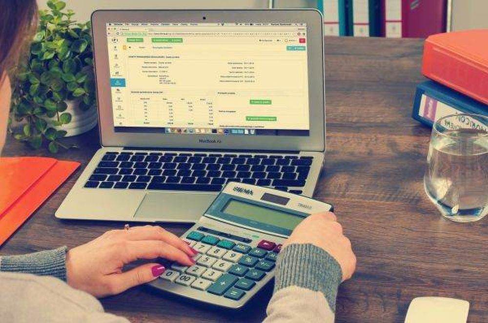 Ministrul britanic de finanţe pregăteşte tăieri de 2 miliarde de lire ale cheltuielilor pentru funcţionarii publici