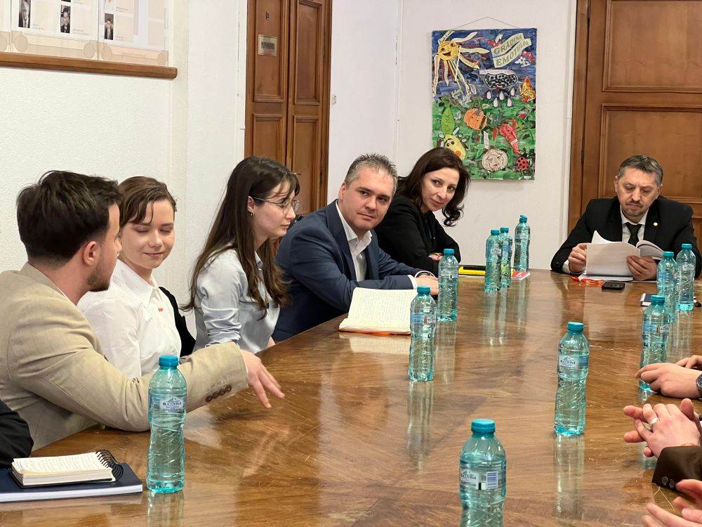 Propunerile elevilor din mediul rural către Ministerul Educaţiei şi Cercetării: Dezvoltarea gândirii critice, masă caldă şi consiliere şcolară, printre priorităţile copiilor