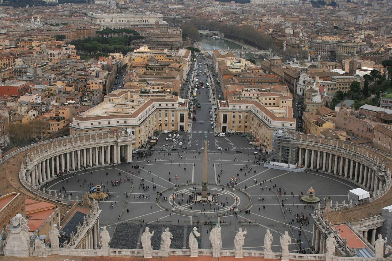 Papa Francisc se întoarce la Vatican, dar rămâne departe de ochii publicului