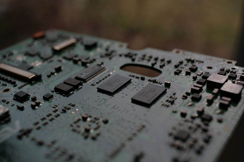 China îşi menţine poziţia de lider în investiţiile globale în echipamente pentru semiconductori şi în 2025