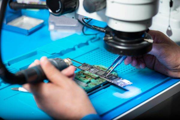 Technology Revolution: Researchers Develop Silicon-Free Transistor