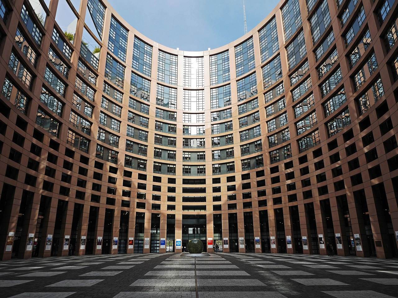 Eurodeputaţii susţin numirea lui Lucian Romaşcanu ca membru al Curţii de Conturi Europene