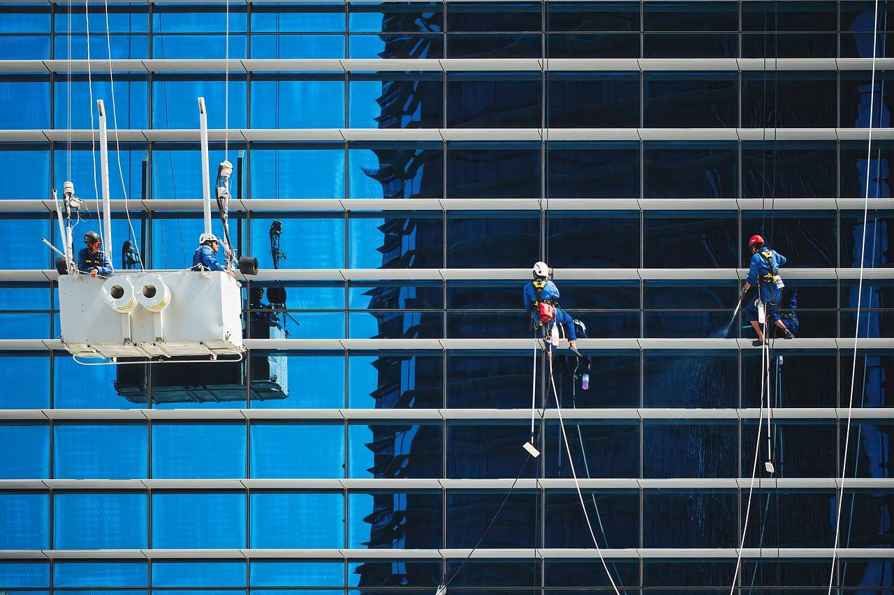 Angajatori din construcţii, acuzaţi de fraudă fiscală