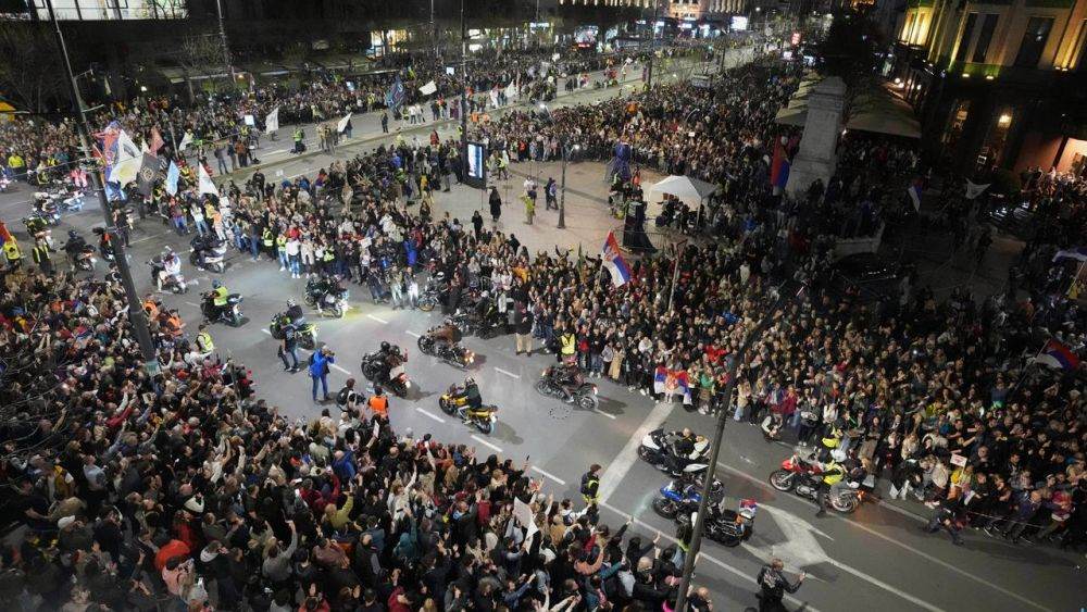 Suspicini de utilizare a unei arme sonore la protestele din Belgrad
