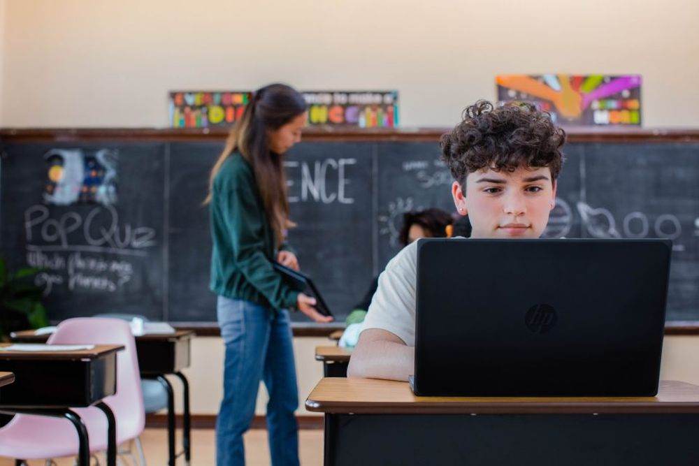 Peste 2 milioane de profesori, elevi şi părinţi români folosesc soluţiile AI ale Microsoft