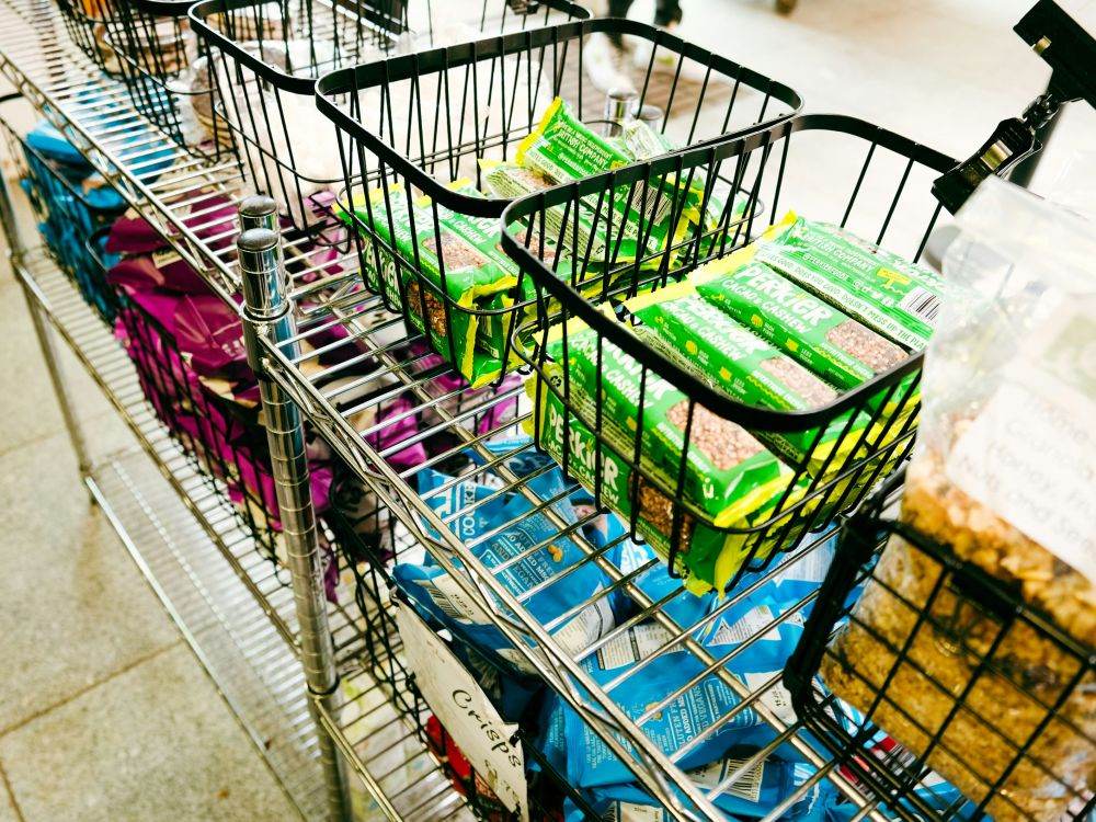 Consumatorii români caută promoţii la alimente în timp ce produsele se scumpesc