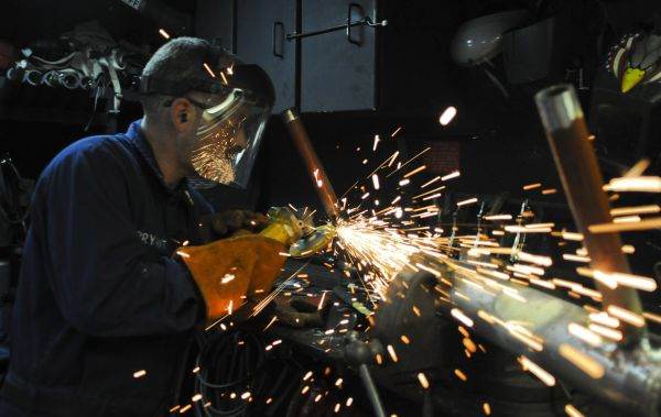 INS: Producţia industrială a scăzut ca serie brută cu 3,9%, în primele două luni ale anului