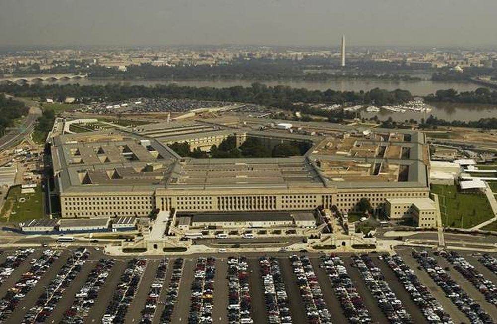 Dan Caldwell, consilier de top al lui Pete Hegseth, a fost suspendat şi escortat afară din Pentagon 