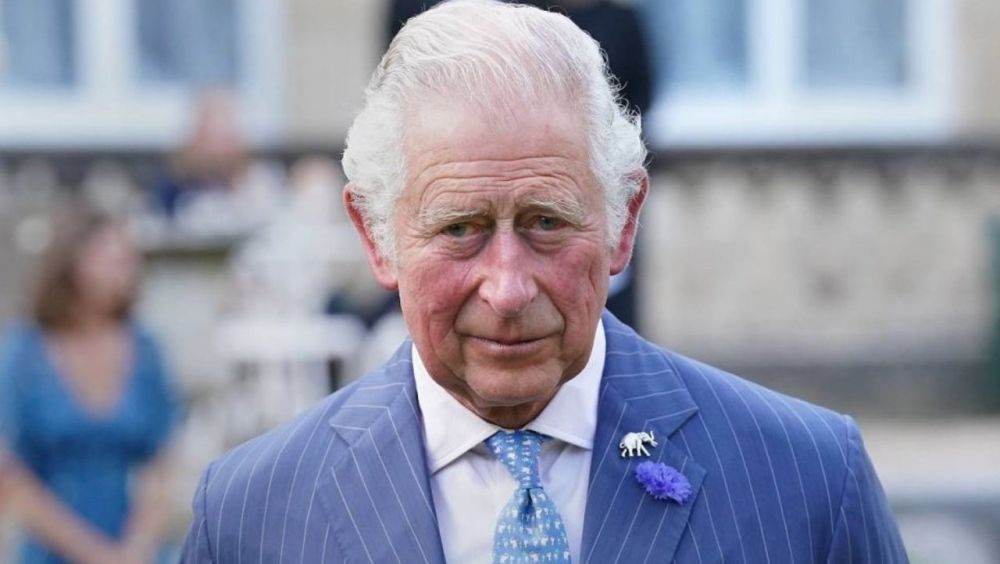 Regele Charles şi Regina Camilla salută mulţimea după slujba de Paşte