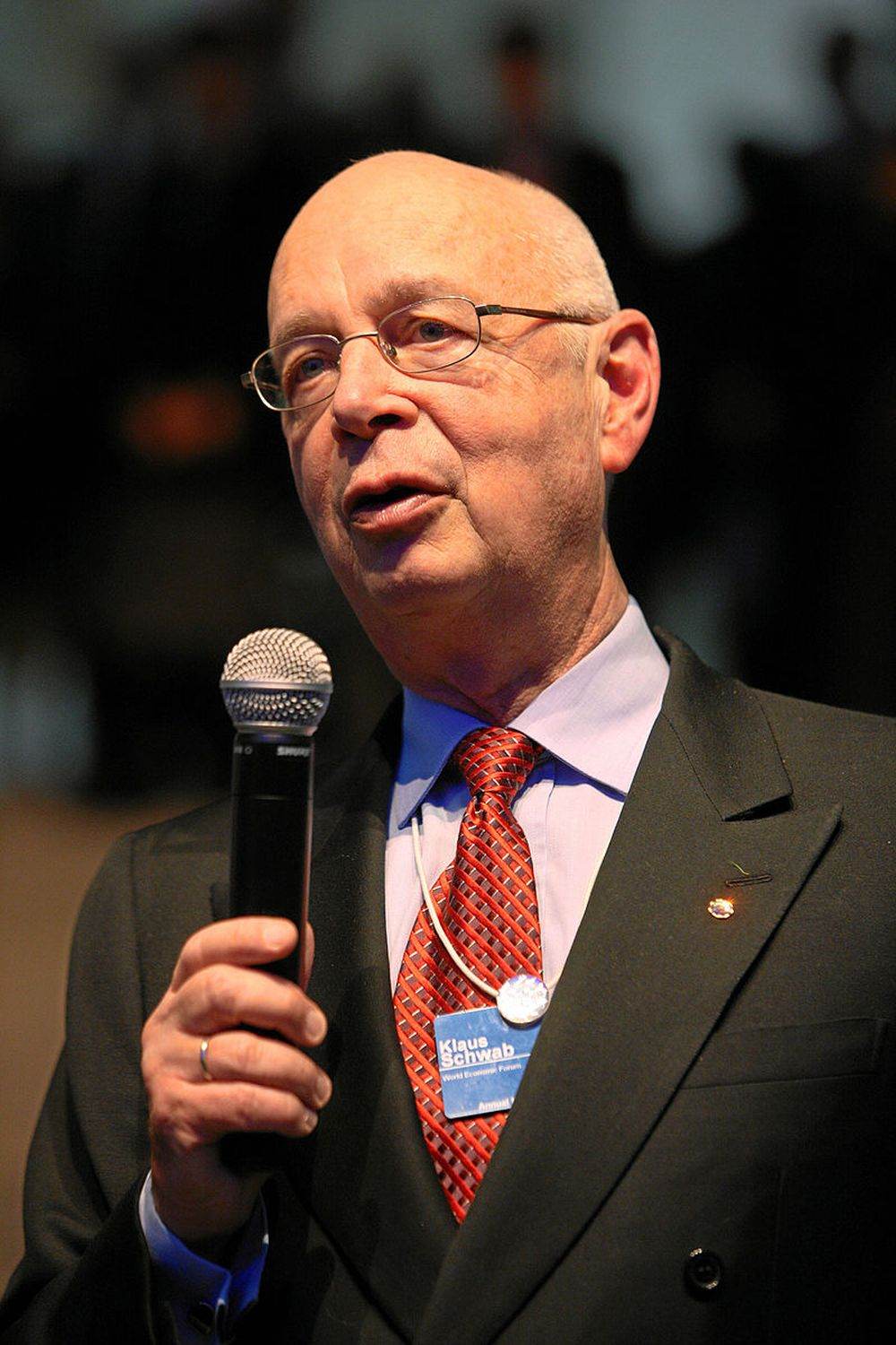 Klaus Schwab îşi dă demisia după acuzaţii interne