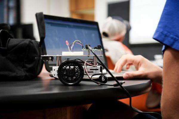 Elevii români impresionează la cea mai prestigioasă competiţie de robotică din lume