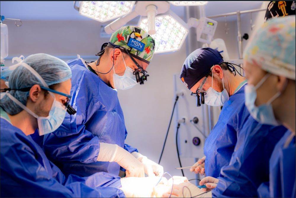 Premieră în medicina privată din România: chirurgii de la MedLife Humanitas au realizat primele reconstrucţii mamare asistate robotic la Cluj