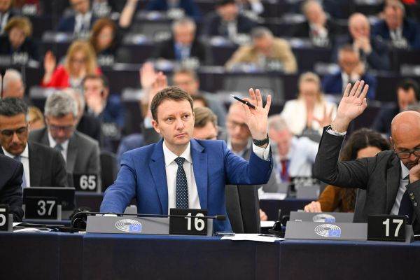 Siegfried Mureşan a declarat: "Dacă aşteptăm ca Uniunea Europeană să facă mai mult pentru apărare şi securitate, trebuie să contribuim mai mult la bugetul european. Sunt conştient că guvernele statelor membre se află în acest moment într-o situaţie financiară dificilă şi nu vor putea contribui mai mult. Nivelul alocărilor pentru Politica Agricolă Comună şi Politica de Coeziune trebuie să fie la acelaşi nivel, dar un domeniu în care alocările trebuie să crească semnificativ este cel al securităţii şi apărării". (Sursa foto: facebook / Sigfried Mureşan)