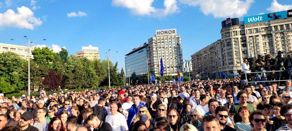 Mii de participanţi la mitingul "România în lumină" organizat în Piaţa Victoriei de Nicuşor Dan