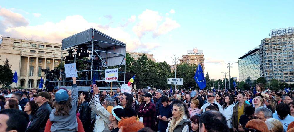 Circulaţie blocată la intrarea în Piaţa Victoriei