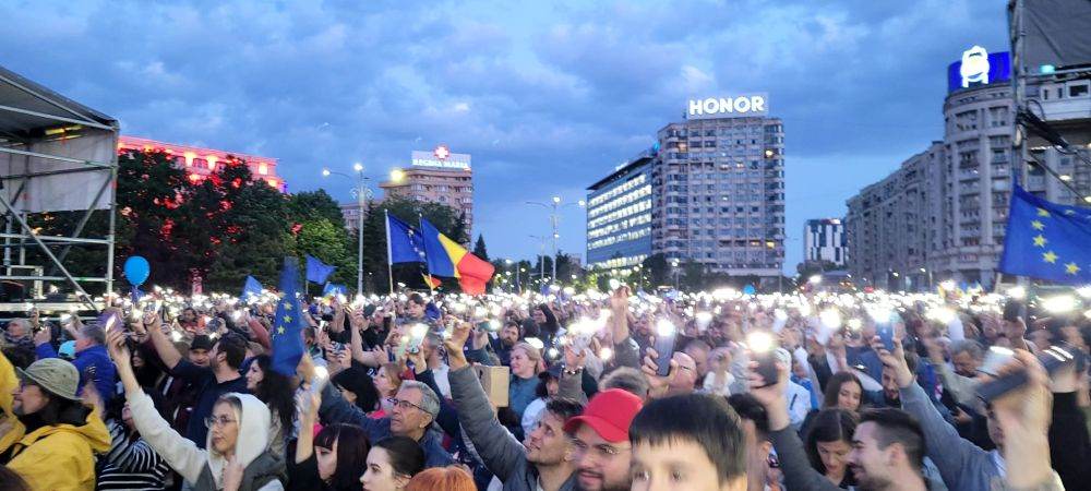 Piaţa Victoriei s-a aprins pentru democraţie